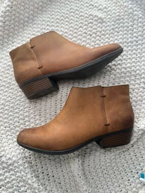 Clarks Women's Addiy Zora Ankle Booties